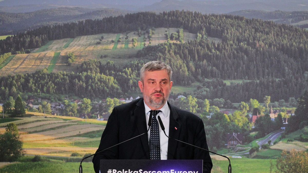 Minister rolnictwa Jan Krzysztof Ardanowski przemawia podczas konwencji PiS w Kadzidle.