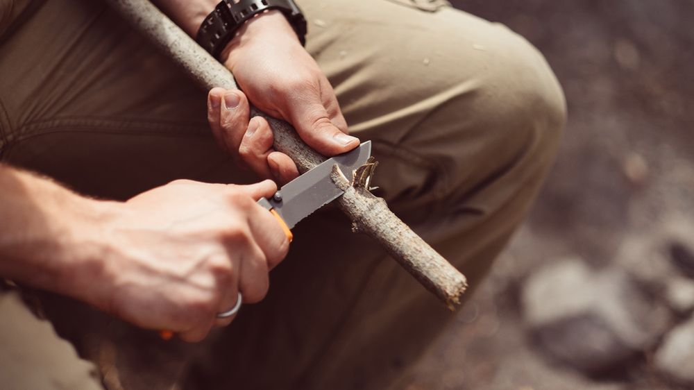 Prawdziwy nóż roboczy w odpowiednich rękach przetrwa wiele