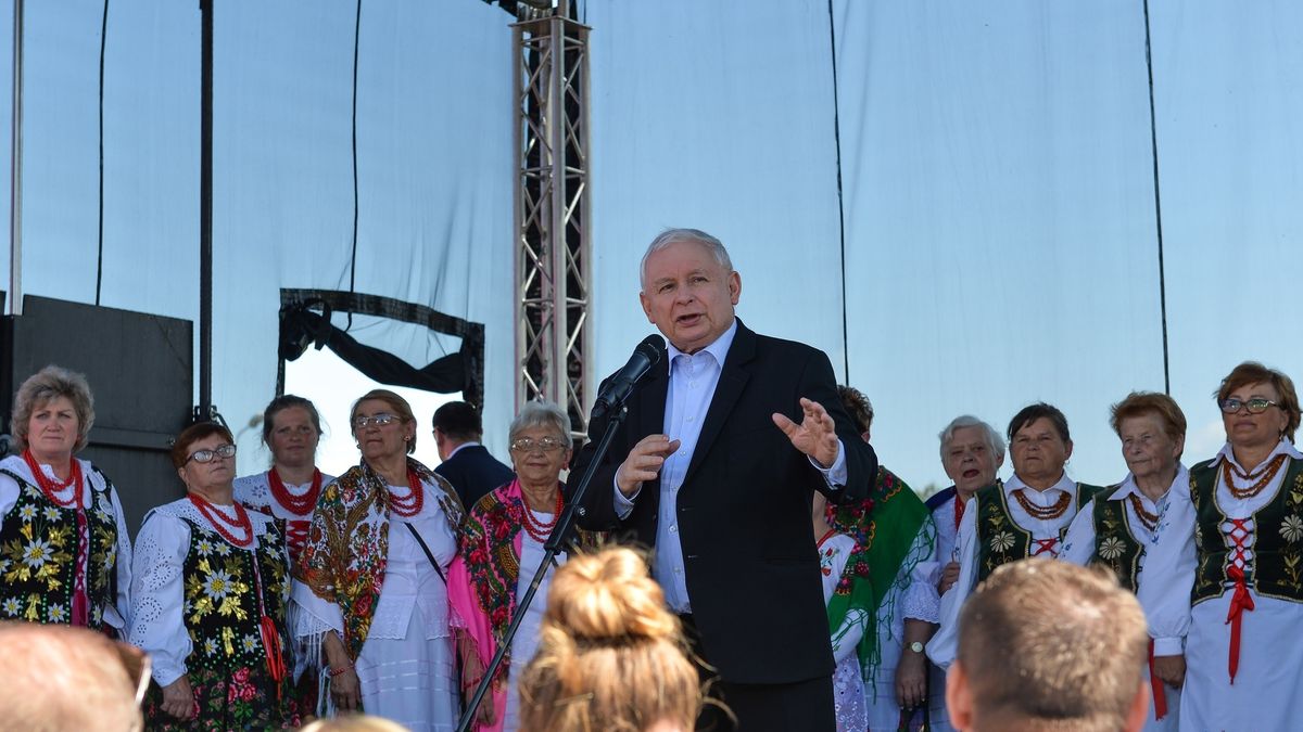 Jarosław Kaczyński złożył obietnice i mikrofirmy będą musiały wyciągnąć pieniądze.