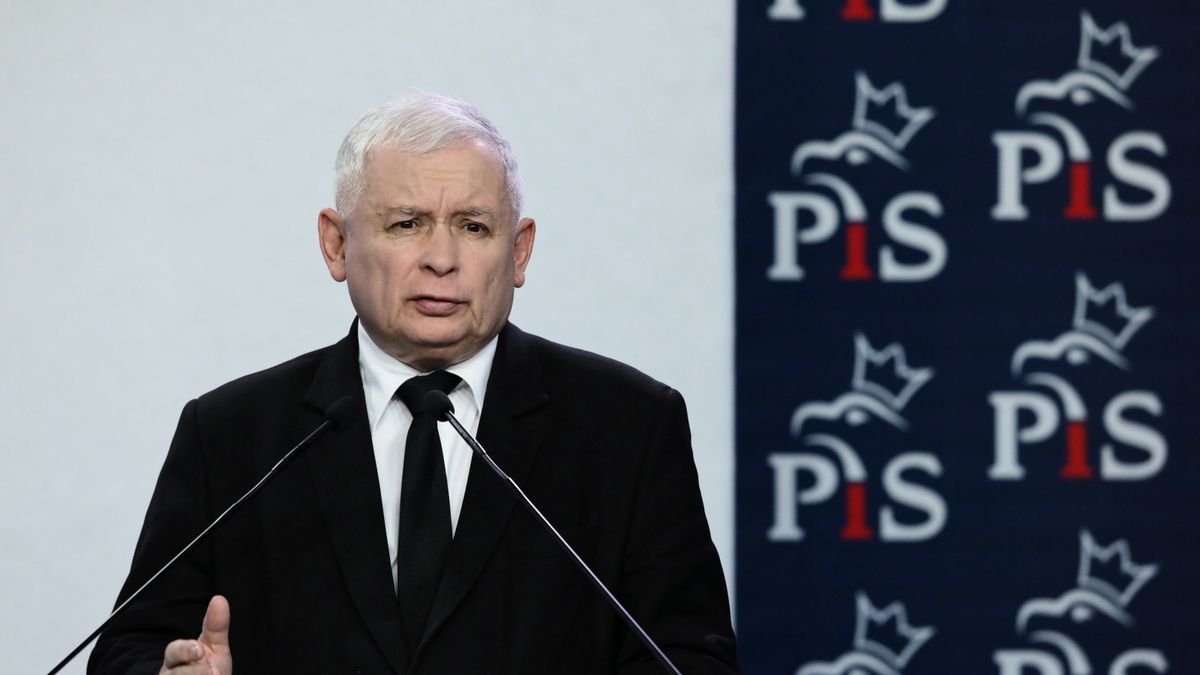 Prezes PiS podczas poniedziałkowej konferencji prasowej. 