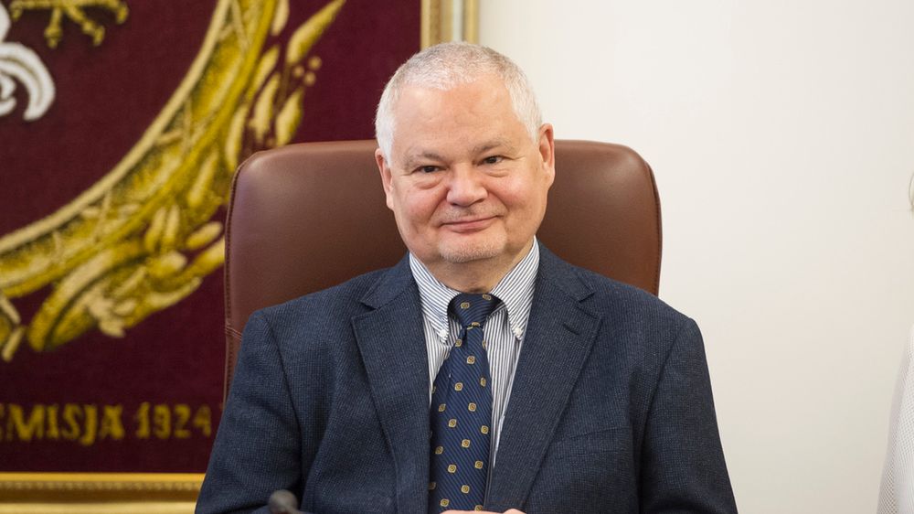 Prezes NBP Adam Glapiński zaznaczył, że wewnętrzną sprawą NBP jest to, jakich ludzi i na jakich warunkach finansowych zatrudnia.