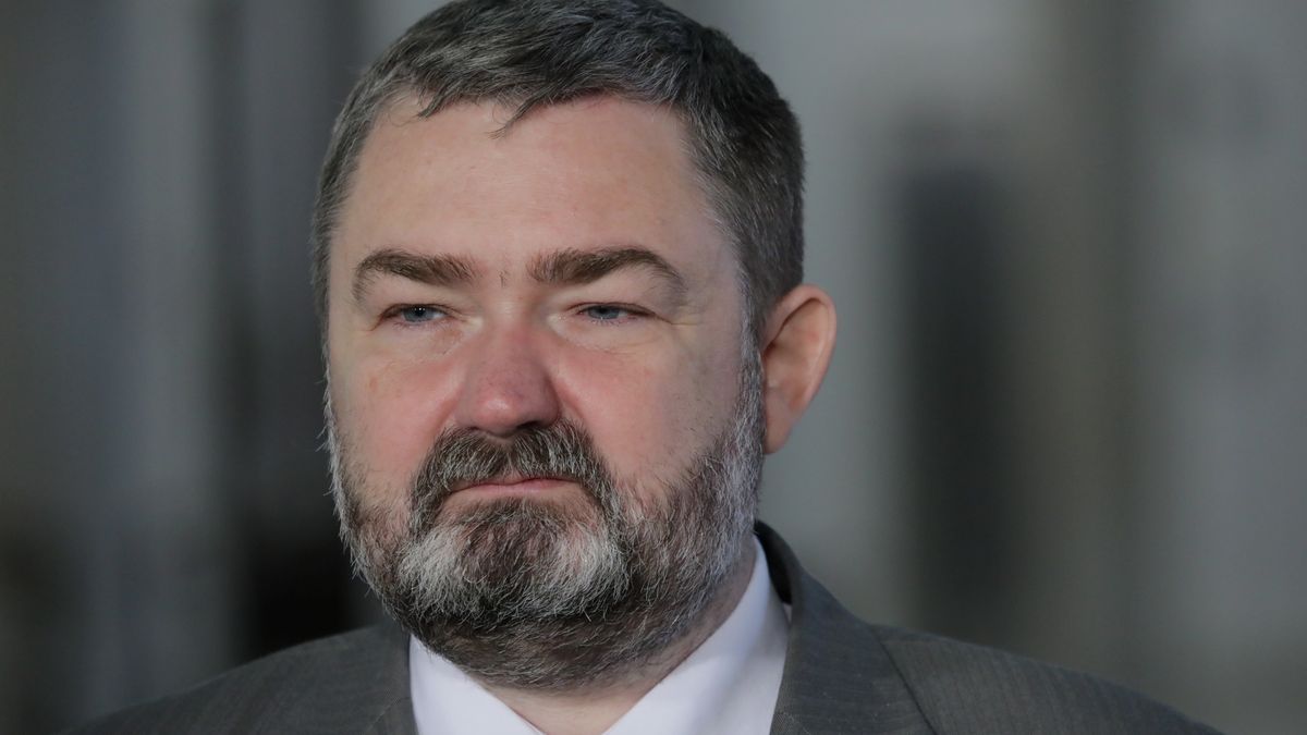 - Każdy prezes spółki skarbu państwa, który nie wykona polecenia premiera, zostanie zdymisjonowany - powiedział Karol Karski, europoseł PiS