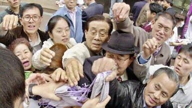 Rozdawanie masek w Seulu (fot. AFP)