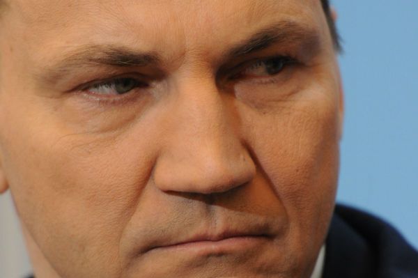 Radosław Sikorski ws. zdjęć ze Smoleńska: autor chce skłócić Polaków; doprowadzić do wojny domowej