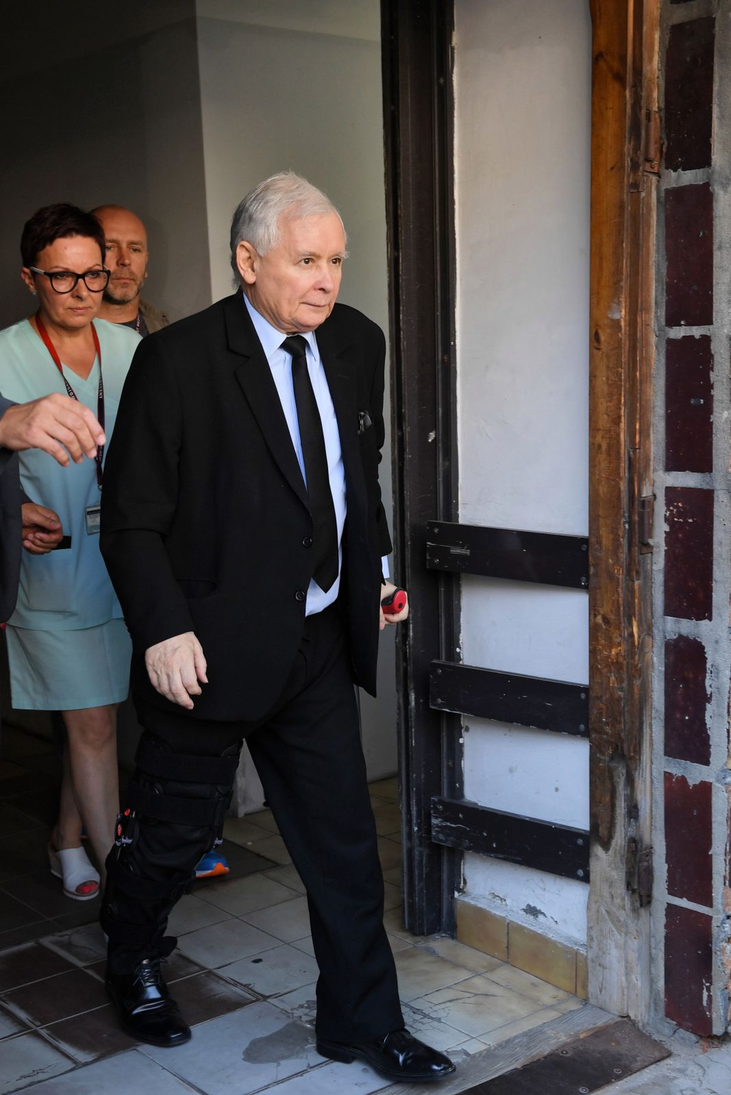 Jarosław Kaczyński wyszedł ze szpitala. Pojechał do domu