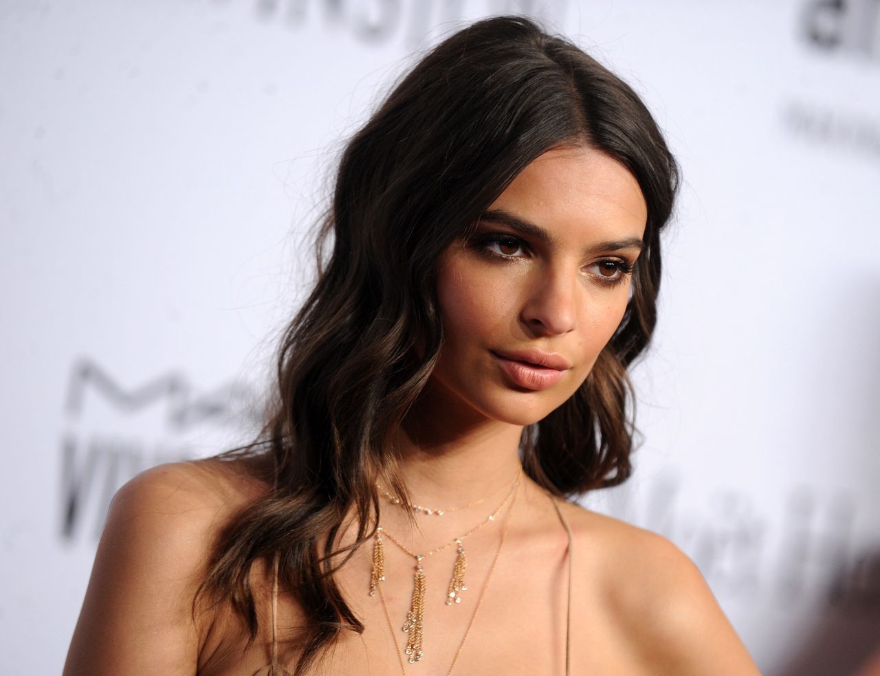 Koszula nocna czy sukienka? Emily Ratajkowski w zaskakującej stylizacji