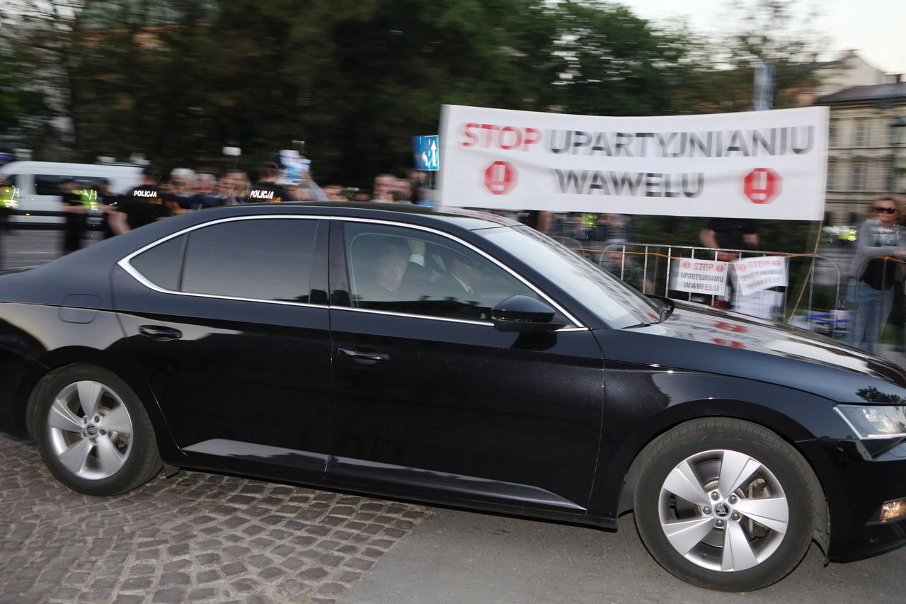 Kaczyński chce pozwać ludzi, którzy utrudniają mu odwiedziny grobu brata na Wawelu