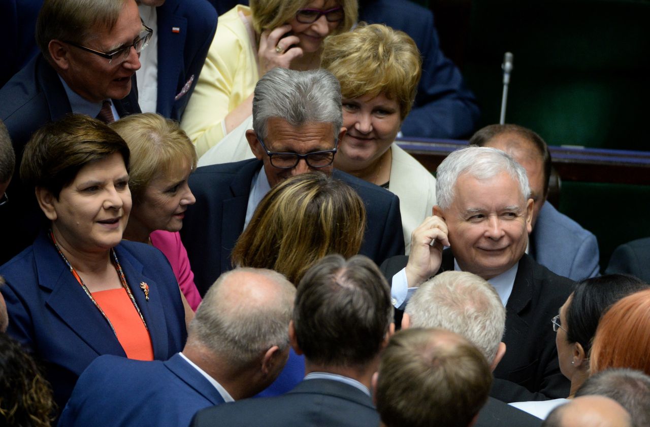 W PiS wymyślili, co zrobić, żeby królować w sondażach. Opozycja "bije brawo"