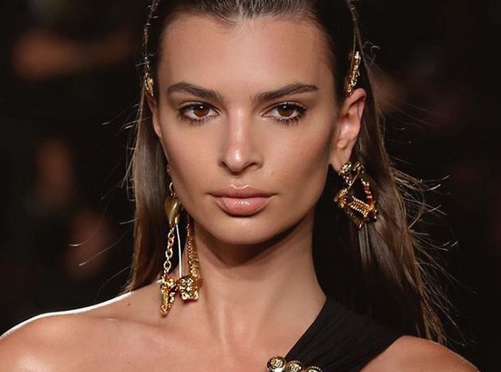 Ratajkowski na wybiegu u Versace. Wszyscy patrzyli na jej dekolt