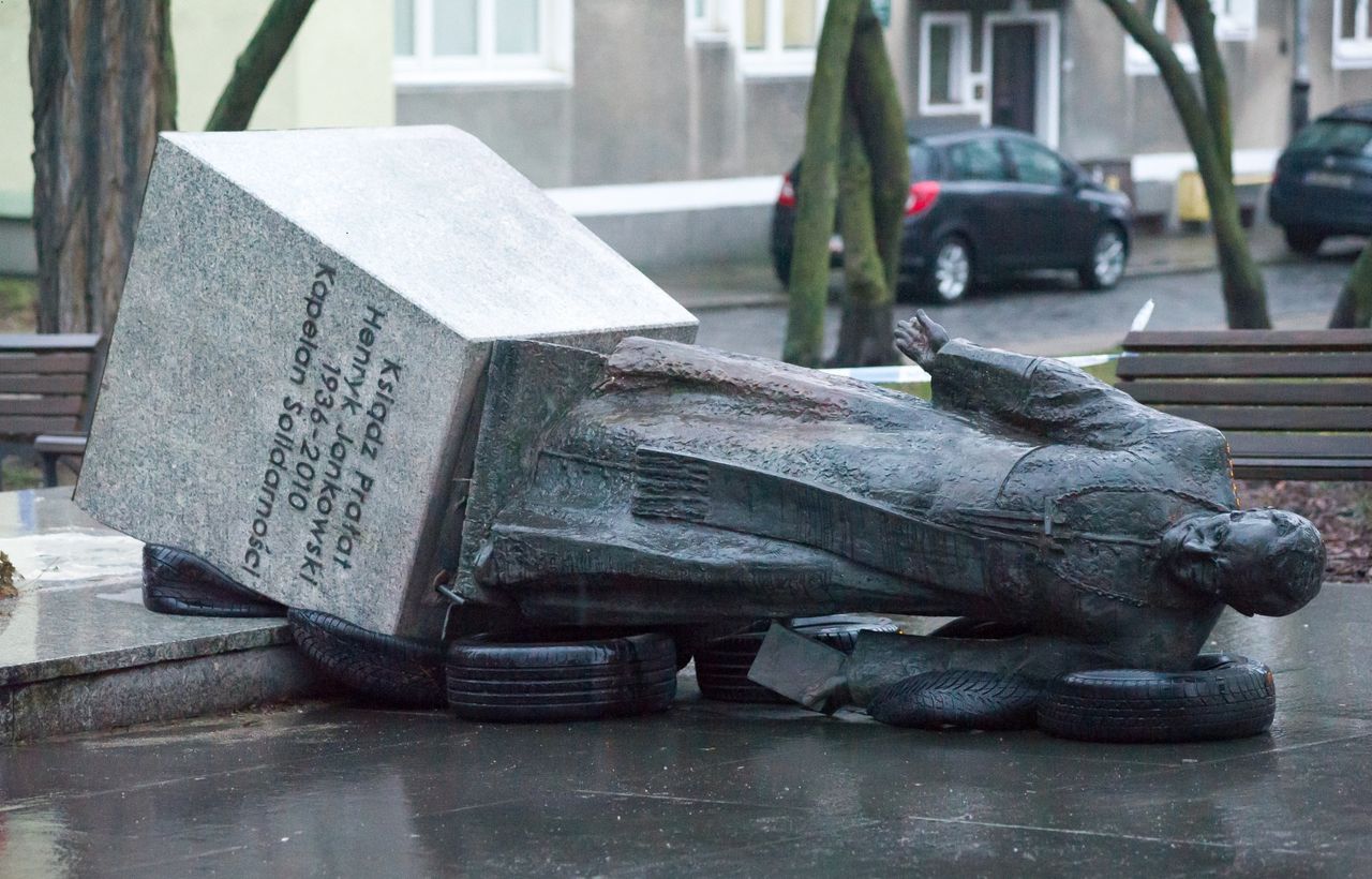 Przewrócili pomnik prałata Henryka Jankowskiego w Gdańsku. Jest akt oskarżenia