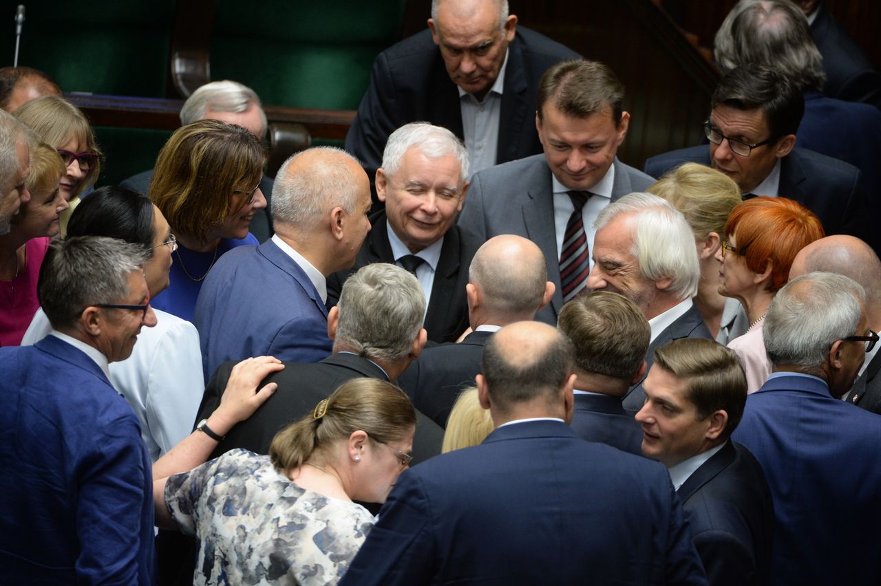 Najnowszy sondaż: cztery partie w Sejmie. PiS z ogromną przewagą nad PO
