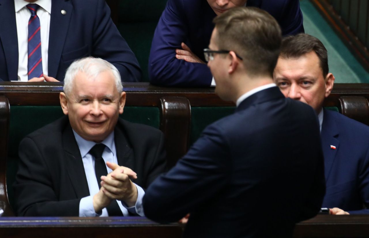 Najnowszy sondaż. PiS traci większość w Sejmie! Koalicjant? W grę wchodzi tylko jeden wariant