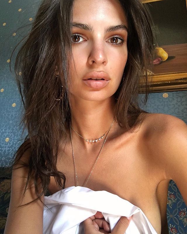Zrzuciła stanik i założyła skąpe majtki. Emily Ratajkowski kusi 