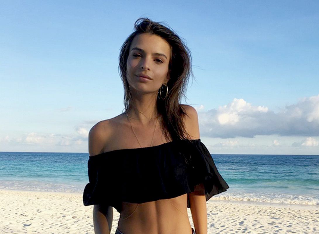 Emily Ratajkowski topless na wakacjach