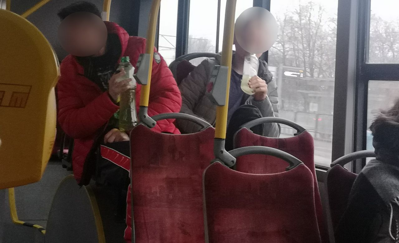 Pijani mężczyźni urządzili awanturę w autobusie. Kierowca nie zareagował