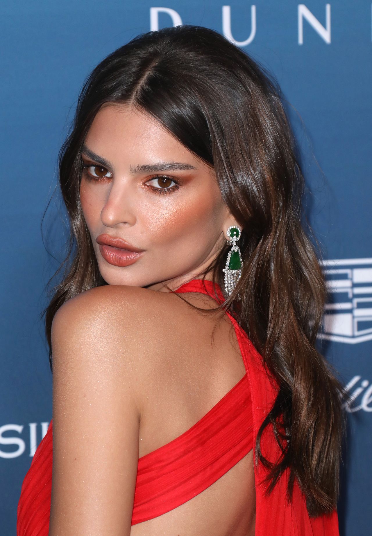 Emily Ratajkowski znów zachwyciła. Ikona mody w garniturze