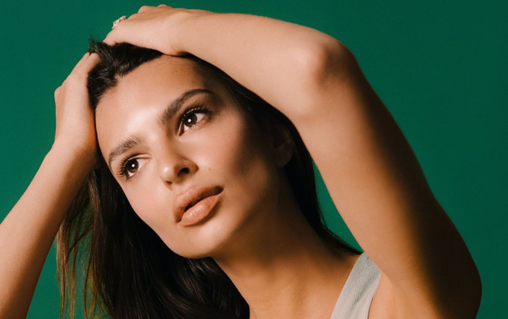 Emily Ratajkowski pozuje z nieogoloną pachą. Apeluje do kobiet