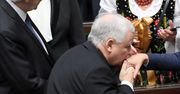Jarosław Kaczyński pocałował i obiecał. Sprawdziliśmy, czy dotrzymał słowa
