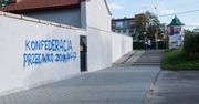 Antysemicki napis na murze cmentarza żydowskiego w Tarnowie. Konfederacja: To prowokacja
