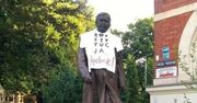 Prokuratury podjęła decyzję ws. koszulek "Konstytucja" na pomniku Lecha Kaczyńskiego