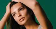 Emily Ratajkowski pozuje z nieogoloną pachą. Apeluje do kobiet