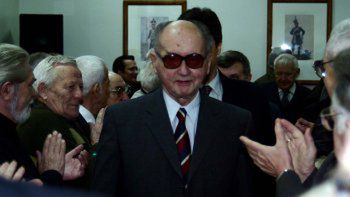 Owacyjnie witany generał Wojciech Jaruzelski na spotkaniu zwolenników i opozycjonistów stanu wojennego