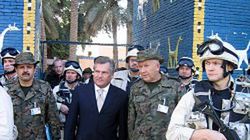 Prezydent z dowódcą wielonarodowej dywizji gen. Andrzejem Tyszkiewiczem przed bramą Isztar w Obozie Babilon