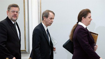 Prof. Sołtysiński udaje się na przesłuchanie w towarzystwie członków komisji Renaty Beger oraz Tomasza Nałęcza