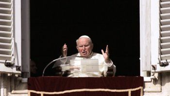 Papież Jan Paweł II pozdrawia wiernych