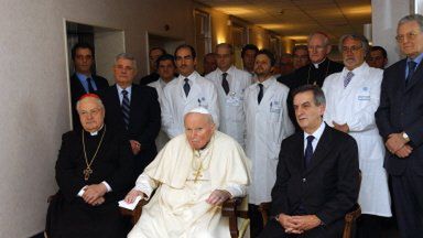 Papież w klinice Gemelli ogląda transmisję z placu Świętego Piotra