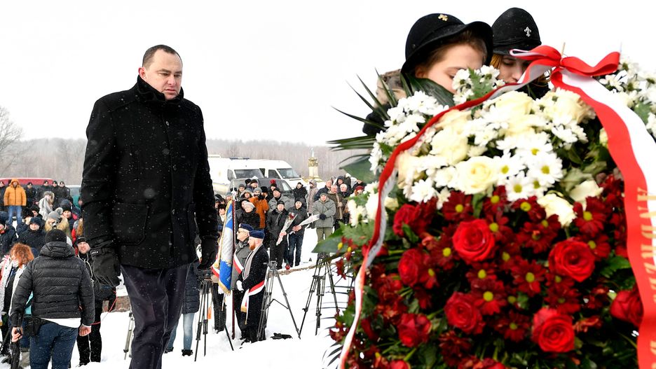 Adam Kwiatkowski przed pomnikiem w Hucie Pieniackiej, gdzie w lutym 1944 r. mordu na Polakach dokonały oddziały UPA i SS Galizien
