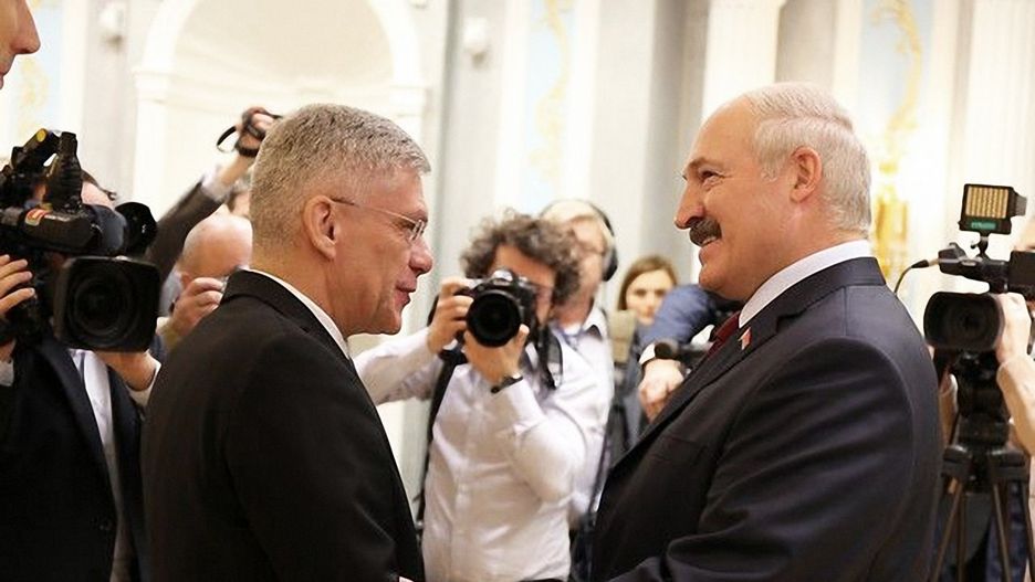 Polska była pierwszym krajem, który odnowił relacje z Białorusią - przypomina kremlowska agencja. Na zdjęciu Stanisław Karczewski z Alaksandrem Łukaszenką