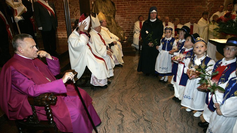 Prałat Henryk Jankowski odbiera podziękowania od dzieci za wieloletnią posługę kapłańską w kościele św. Brygidy w Gdańsku
