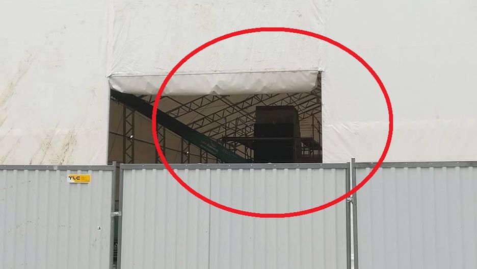 Teren budowy ogrodzono wysokim płotem 