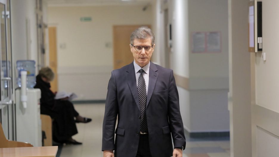 Czesław Małkowski przed salą Sądu Okręgowego w Olsztynie