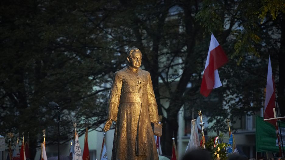 Pomnik ks. Henryka Jankowskiego odsłonięto w 2012 roku