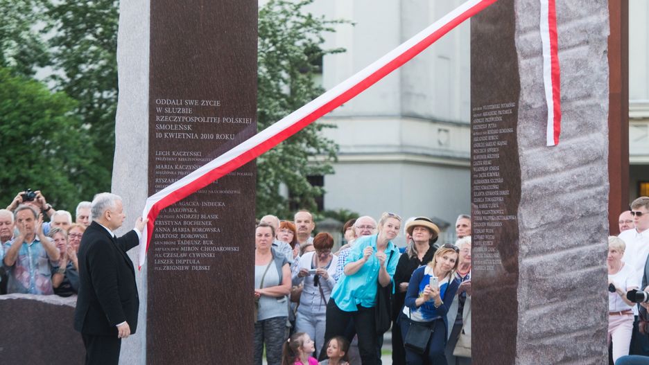 Jarosław Kaczyński podczas poświęcenia pomnika ofiar katastrofy smoleńskiej w Łodzi