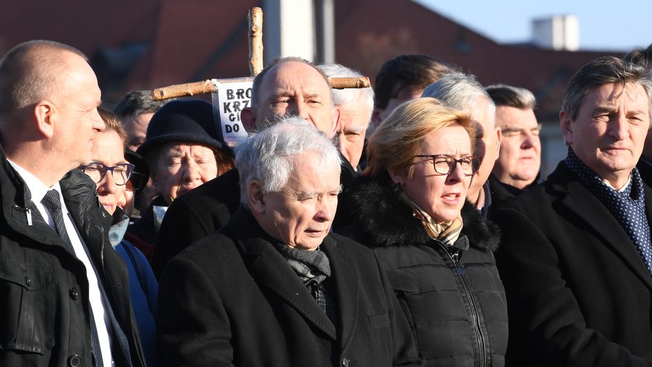 Jarosław Kaczyński w czasie modlitwy przed pomnikiem Lecha Kaczyńskiego