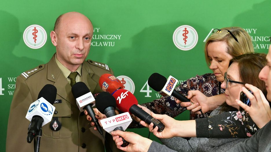 Koronawirus z Chin. Ewakuowani Polacy zgodzili się na kwarantannę we Wrocławiu. Na zdj. komendant szpitala płk dr Wojciech Tański 
