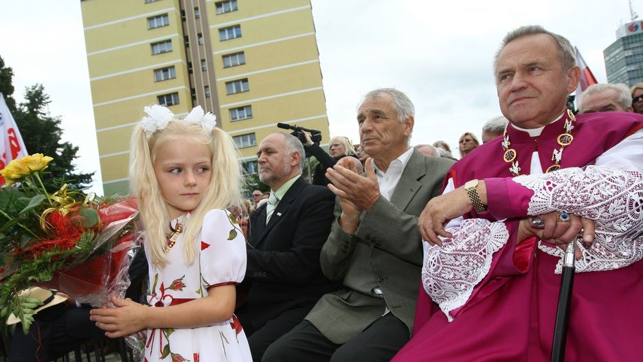 Dzieci chowały się przed księdzem w piwnicach bloków