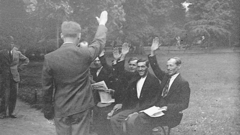 36 spośród bojówkarzy, którzy pod wodzą Adama Doboszyńskiego opanowali na kilka godzin Myślenice, stanęło przed Sądem Okręgowym w Krakowie. Na zdjęciu grupa oskarżonych na ławce w parku