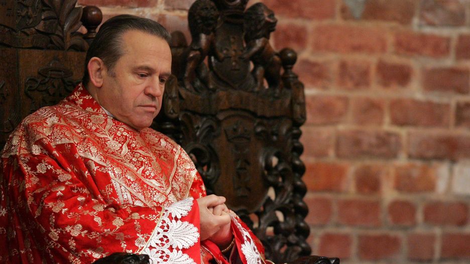 Prałat Henryk Jankowski. Pomnik duchownego, który zmarł w 2010 roku został obalony 21 lutego 2019 roku. Powodem były oskarżenia o pedofilię pod adresem księdza.