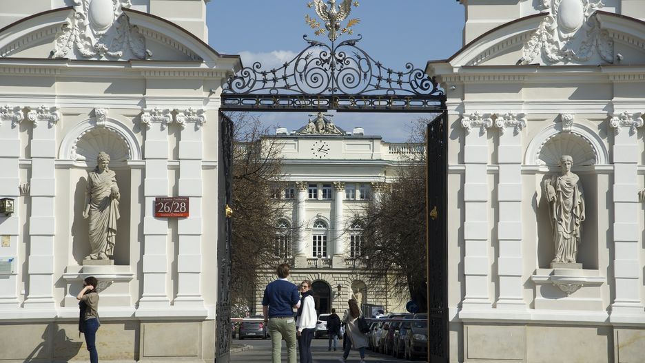 Mężczyzna zarówno na terenie uczelni, jak i poza nią był agresywny