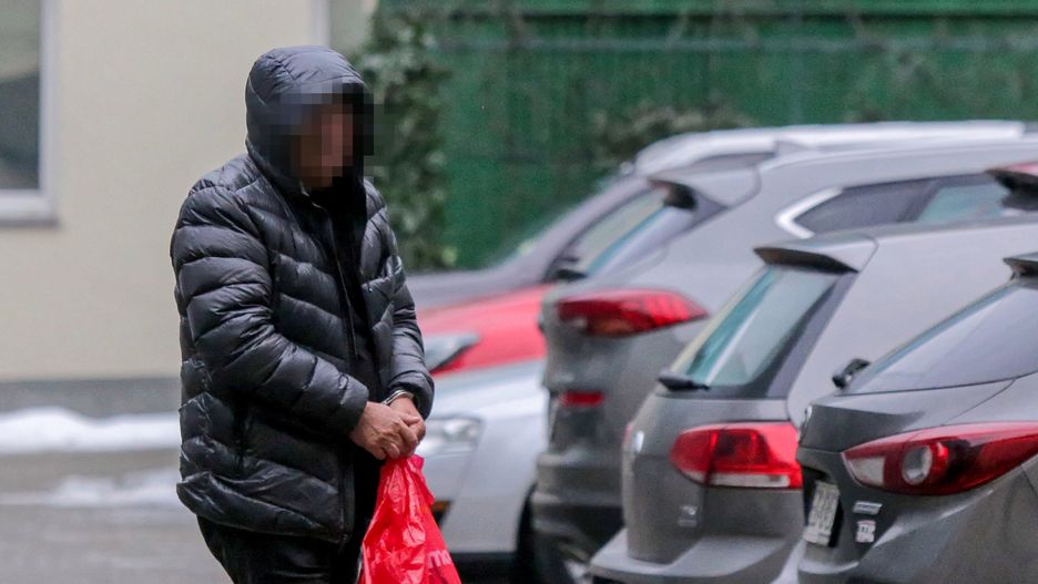 Jeden z zatrzymanych podczas doprowadzenia do Prokuratury Krajowej w Łodzi.