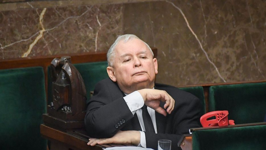 Jarosław Kaczyński wraca do sił po operacji. W badaniu pozycja PiS również osłabła.