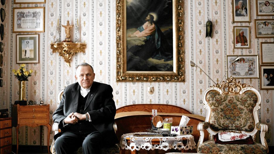 Ks. Henryk Jankowski w swoim mieszkaniu