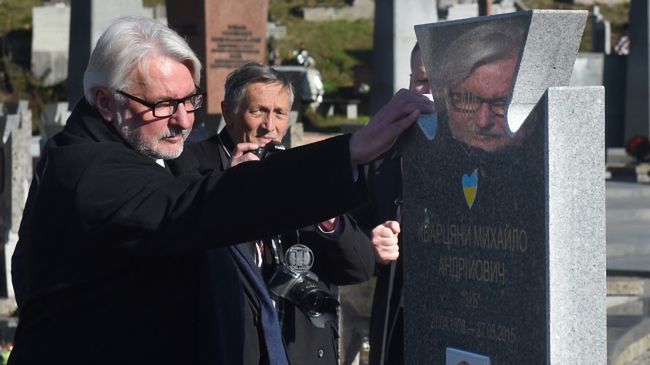Waszczykowski przy mogiłach na cmentarzu Łyczakowskim