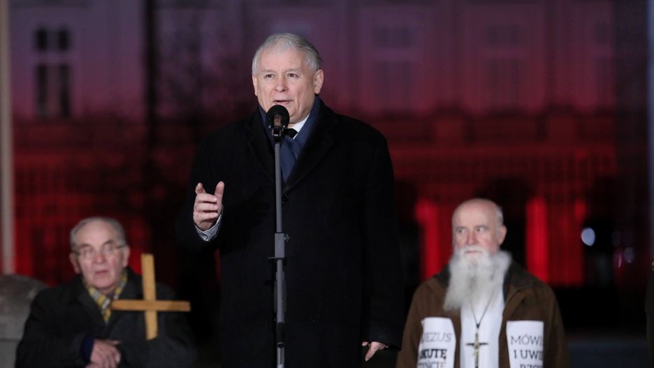 Co miesiąc, w tym samym czasie, odbywają się miesięcznica i kontrmiesięcznica smoleńska