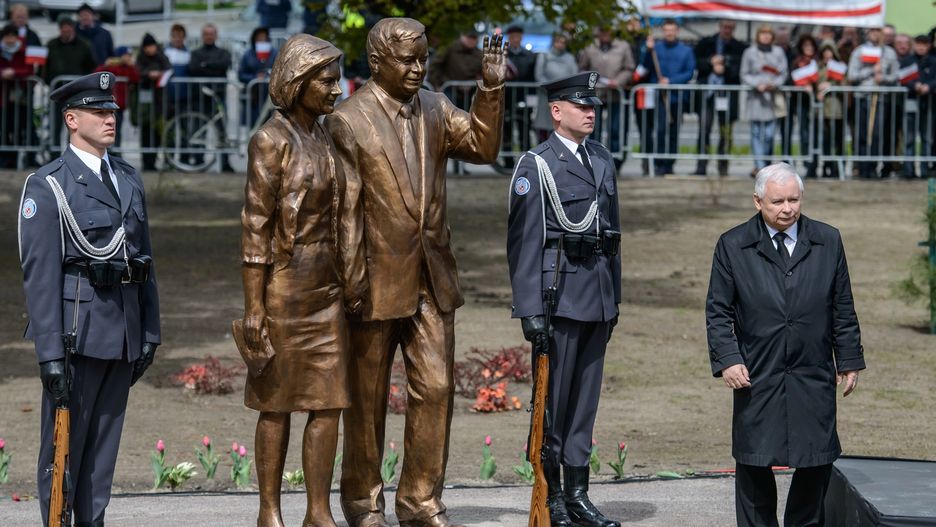 Pomnik Marii i Lecha Kaczyńskich w Białej Podlaskiej odsłonił w ubiegłym roku prezes PiS Jarosław Kaczyński