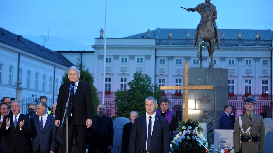 Jarosław Kaczyński przemawia podczas miesięcznicy smoleńskiej.